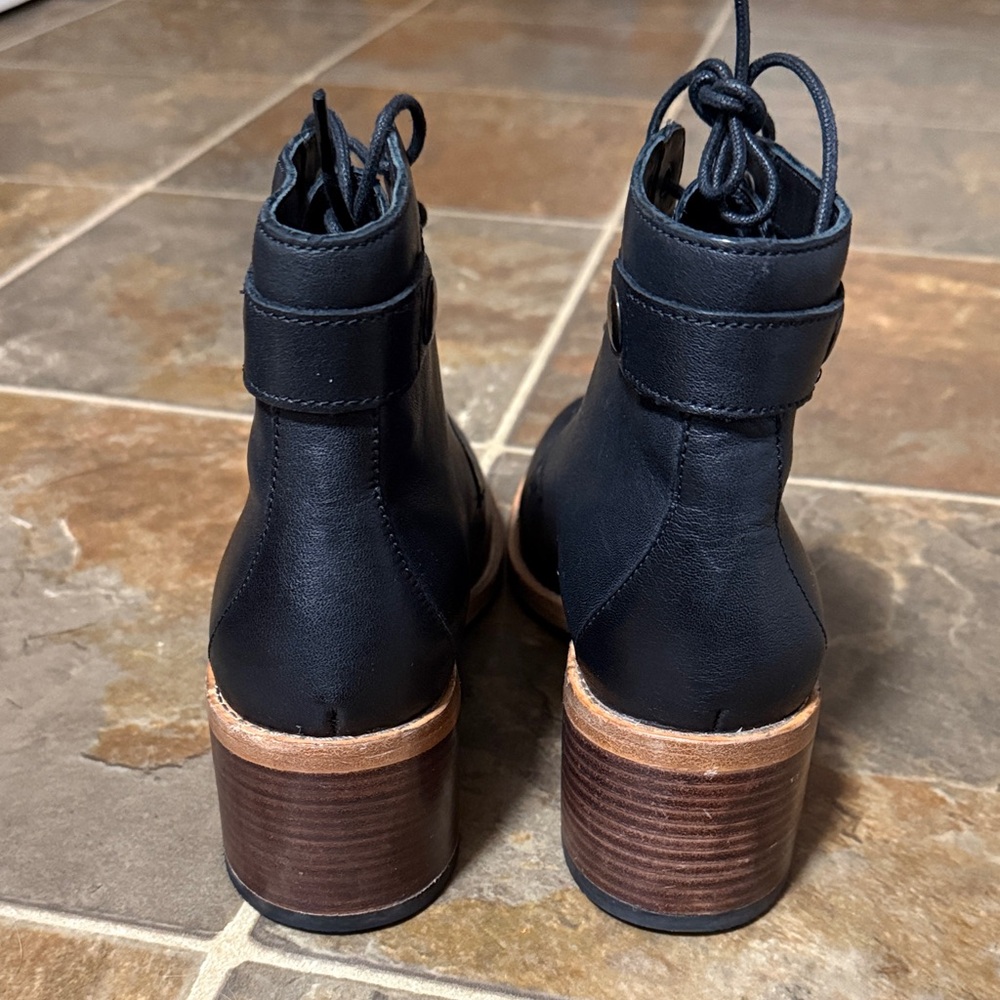 Clarks Clarkdale Black Leather Lace-Up Ankle Boots with Wood-Effect Heel - Picture 6 of 8